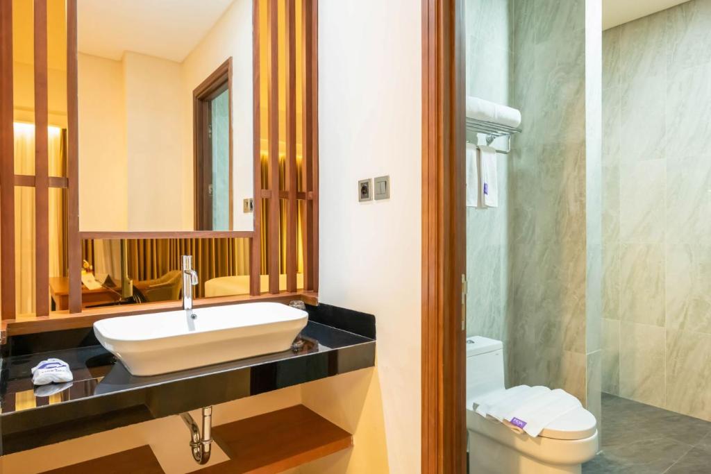 Koupelna v ubytování FOX HARRIS Hotel & Convention Banjarnegara