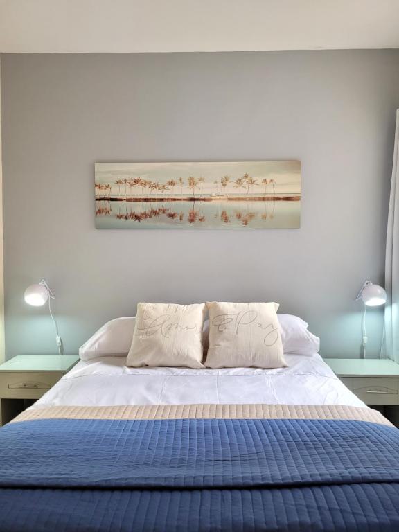 1 dormitorio con 1 cama con edredón azul en Departamento excelente ubicación en San Juan