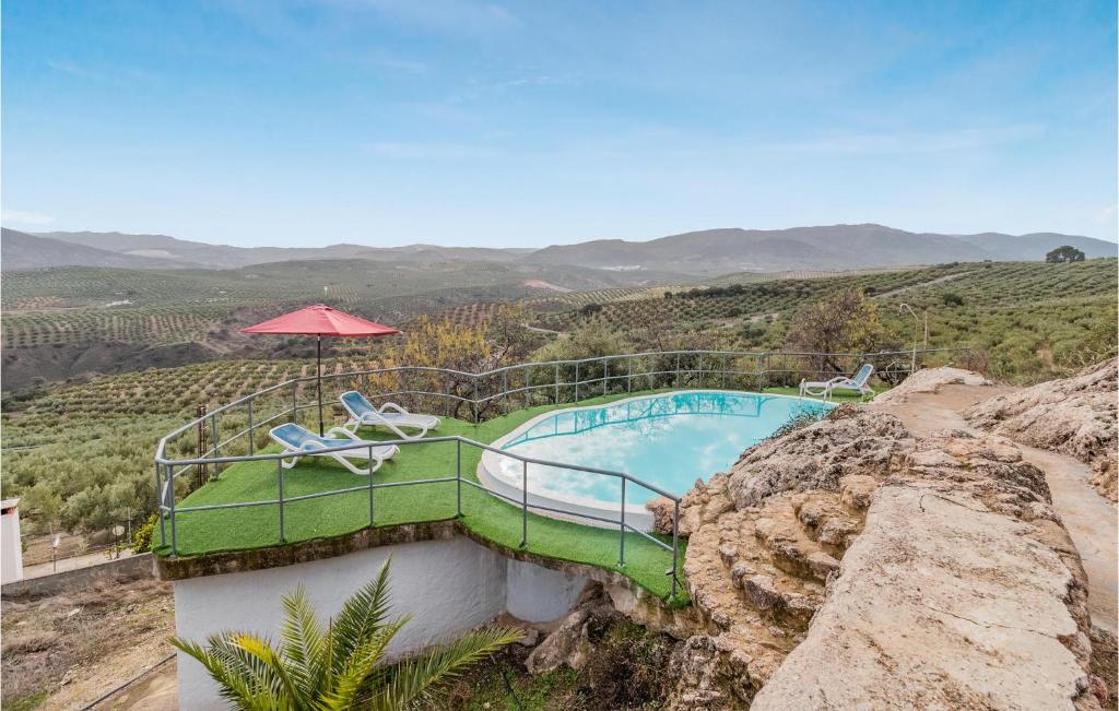 een huis met een zwembad op de top van een berg bij Awesome Home In El Poleo With Outdoor Swimming Pool in Las Higueras