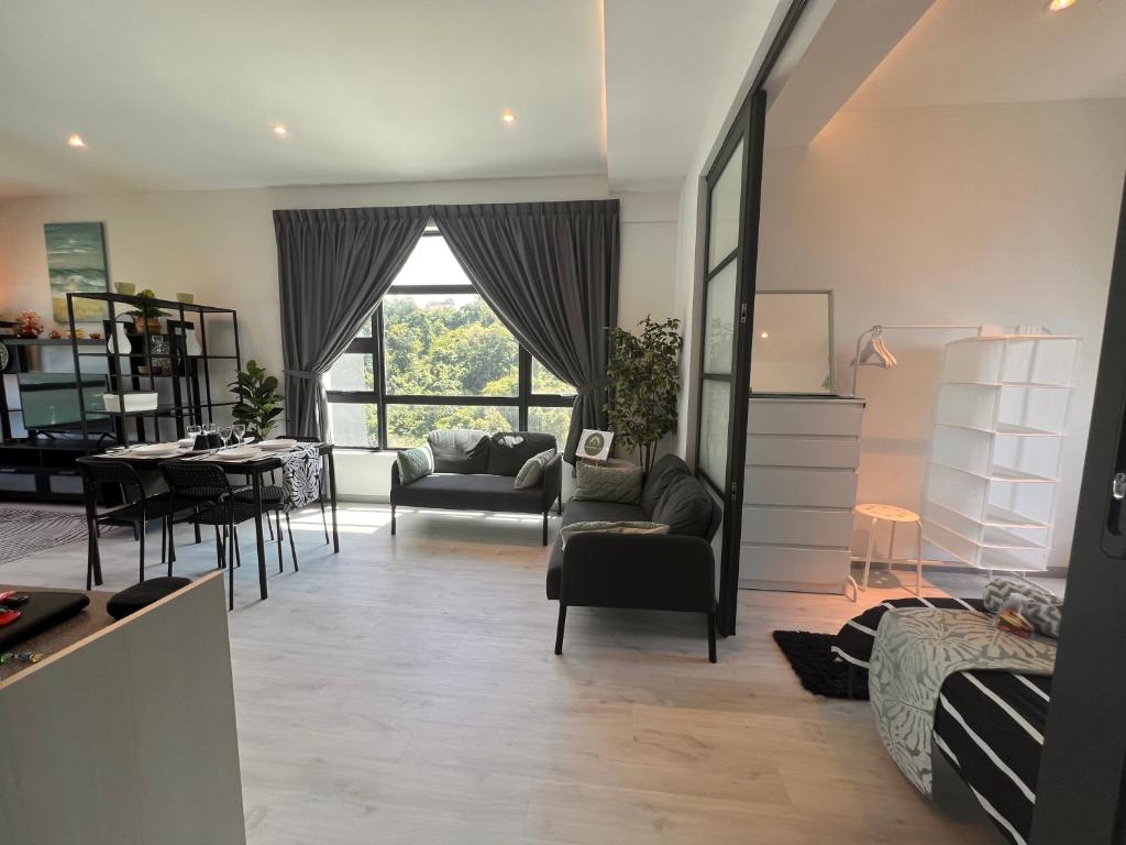 Posezení v ubytování Jesselton Quay Suite by Backyard