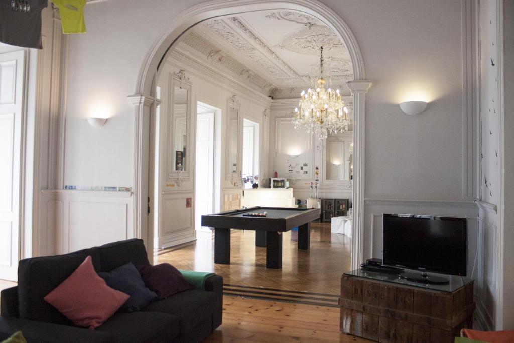 uma sala de estar com um sofá e uma mesa de bilhar em Lisb'on Hostel em Lisboa