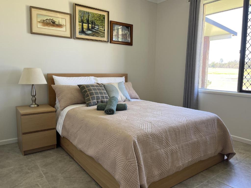 um quarto com uma cama com duas almofadas e uma janela em Freyjas Guest Suite em Curra