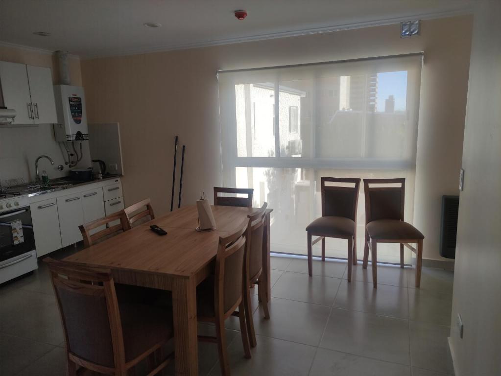 cocina con mesa de madera y sillas en Belgrano 658 Nqn - Piso 1 Dto 2 en Neuquén