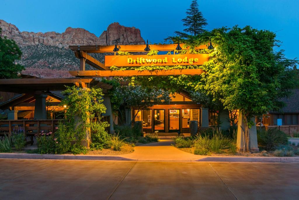 un restaurant avec un panneau indiquant le lodge de dinosaure dans l'établissement Driftwood Lodge, à Springdale