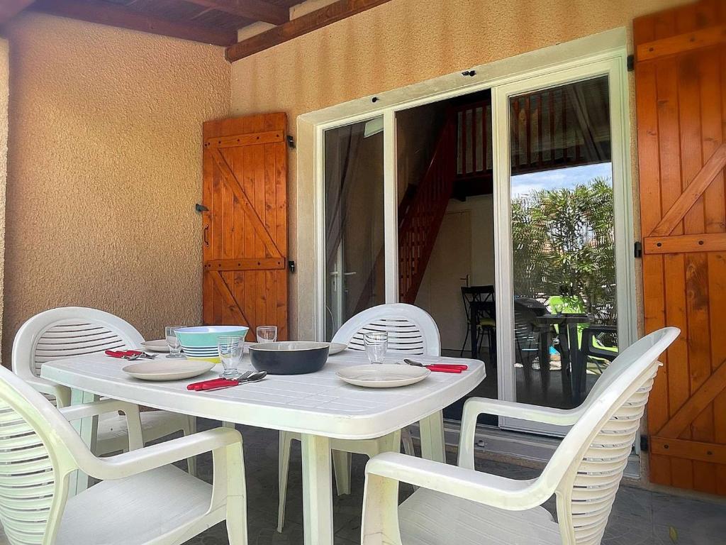 Patio alebo iná vonkajšia časť ubytovania Maison Studio Mezzanine avec Terrasse, Parking Privé et Plagette à Proximité - 4 Couchages, Gruissan - FR-1-229-849