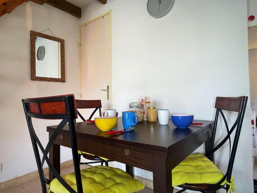 Fotografia z galérie ubytovania Maison Studio Mezzanine avec Terrasse, Parking Privé et Plagette à Proximité - 4 Couchages, Gruissan - FR-1-229-849 v destinácii Gruissan