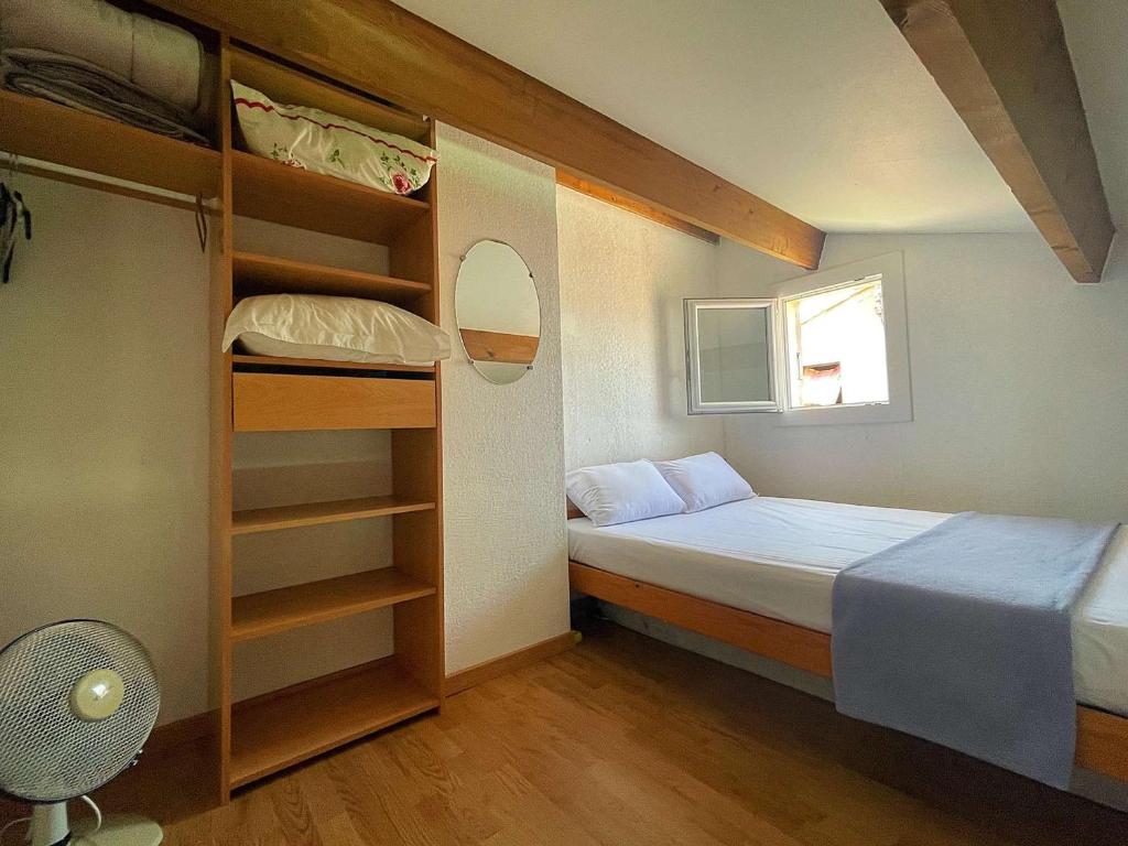 Posteľ alebo postele v izbe v ubytovaní Maison Studio Mezzanine avec Terrasse, Parking Privé et Plagette à Proximité - 4 Couchages, Gruissan - FR-1-229-849