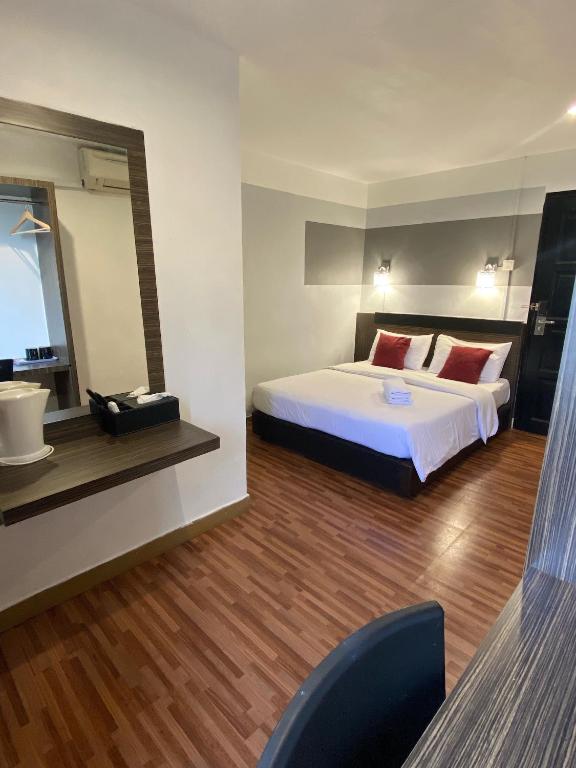 Postel nebo postele na pokoji v ubytování V Hotel Johor Bahru