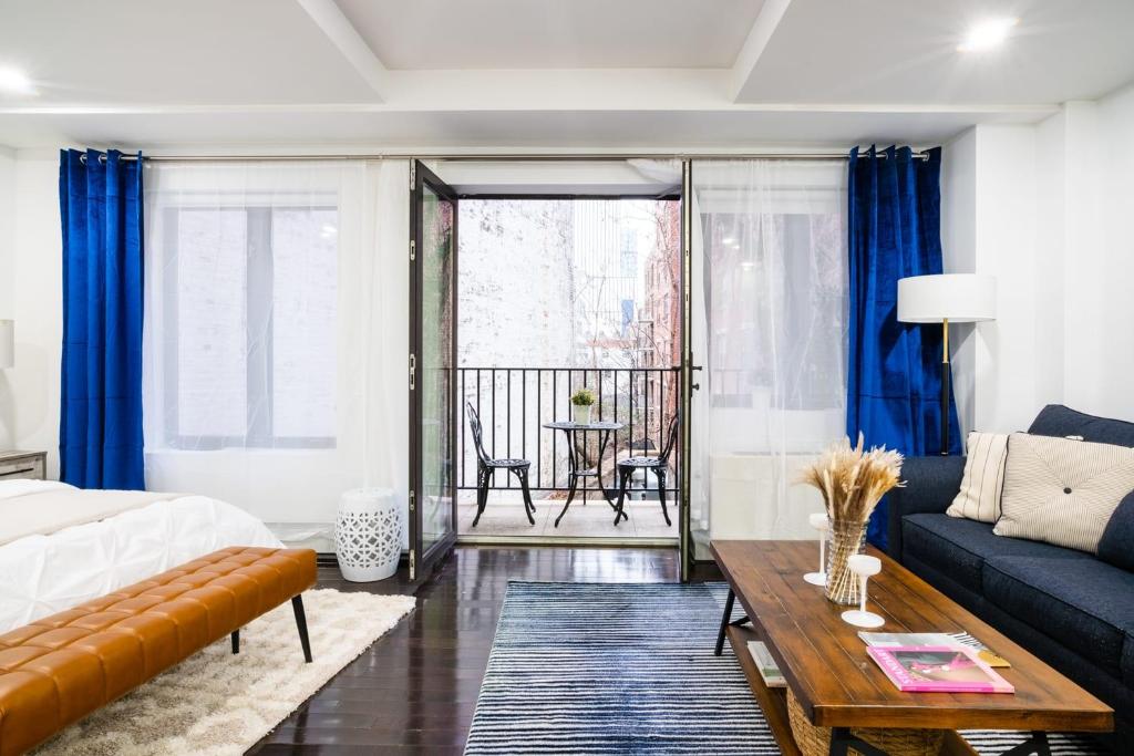uma sala de estar com um sofá e uma mesa em 809-3B Columbus Circle W D new BLDG Balcony em Nova Iorque