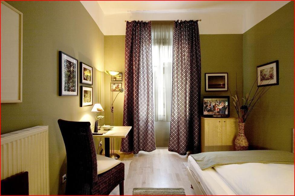 A bed or beds in a room at Hotel Garni - Gasthof Pillgrab