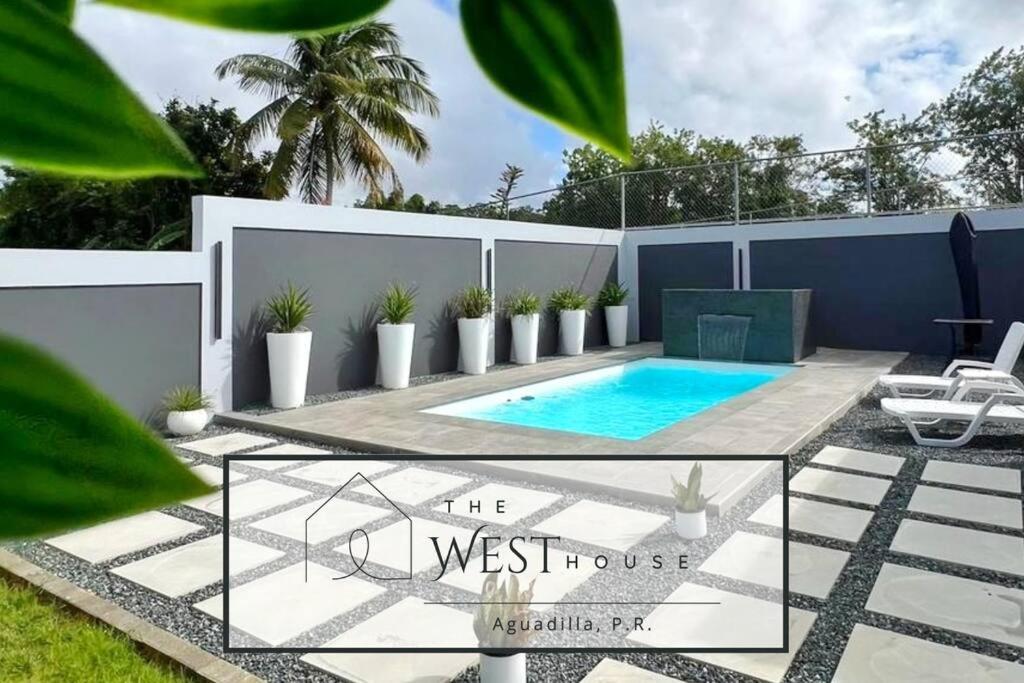 einen Pool im Hinterhof einer Villa in der Unterkunft The West House Pool Home in Aguadilla, Puerto Rico in Aguadilla