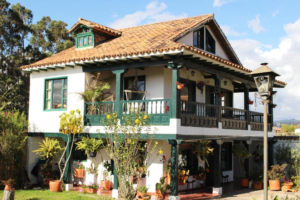 una casa con techo de gambrel en Cabaña la Cattleya de Villa de Leyva, en Villa de Leyva
