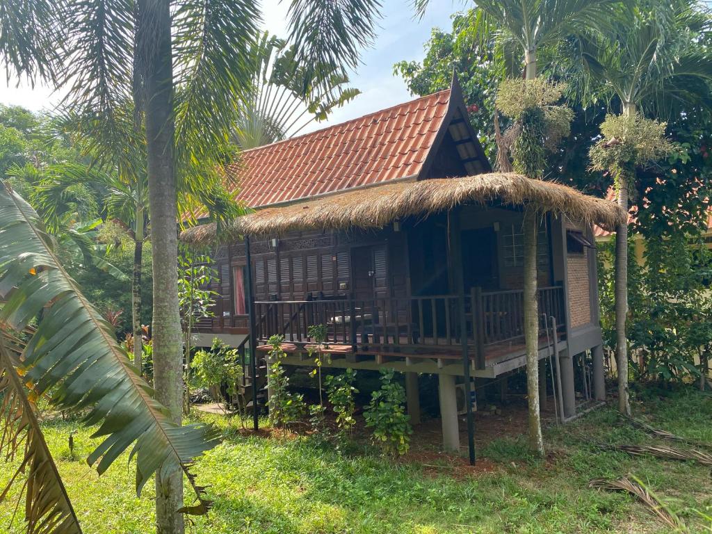 uma casa no meio de uma floresta em Thai Heritage Koh Mak em Ko Mak