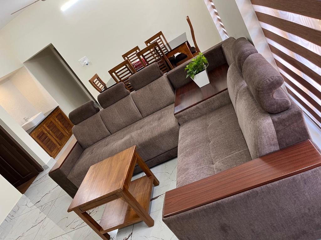 - un salon avec un canapé dans l'établissement Solomon Apartments,Alappuzha beach., à Alappuzha