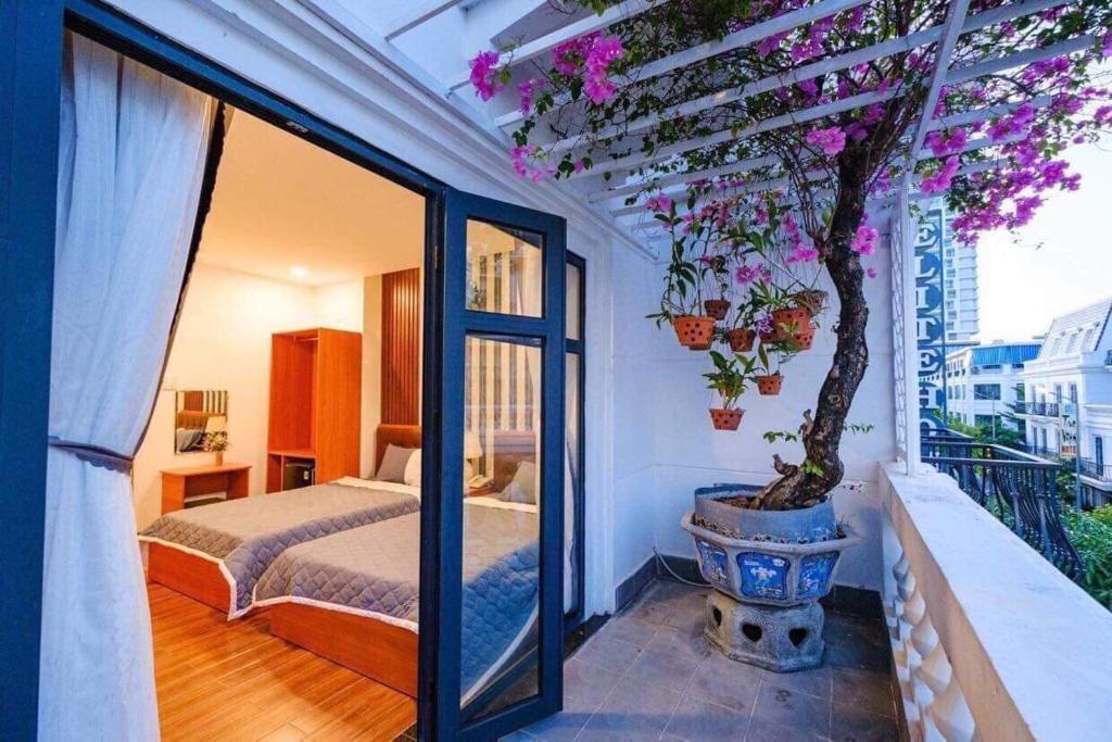 Un dormitorio con una cama y un árbol en una olla en KHÁCH SẠN TRE VIỆT 2, en Tuy Hoa