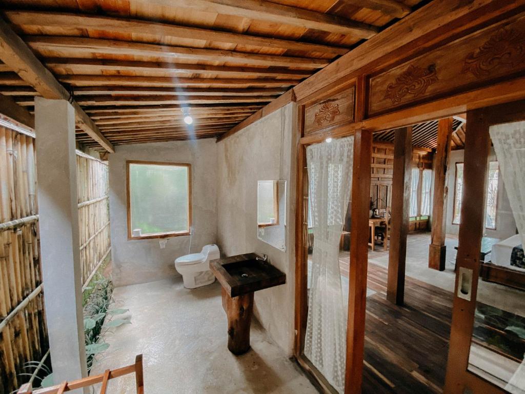 Koupelna v ubytování Sarini Villas