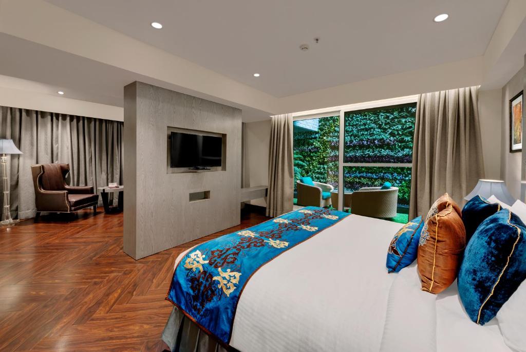 Postel nebo postele na pokoji v ubytování Marina- Shimla First Designer Boutique Hotel