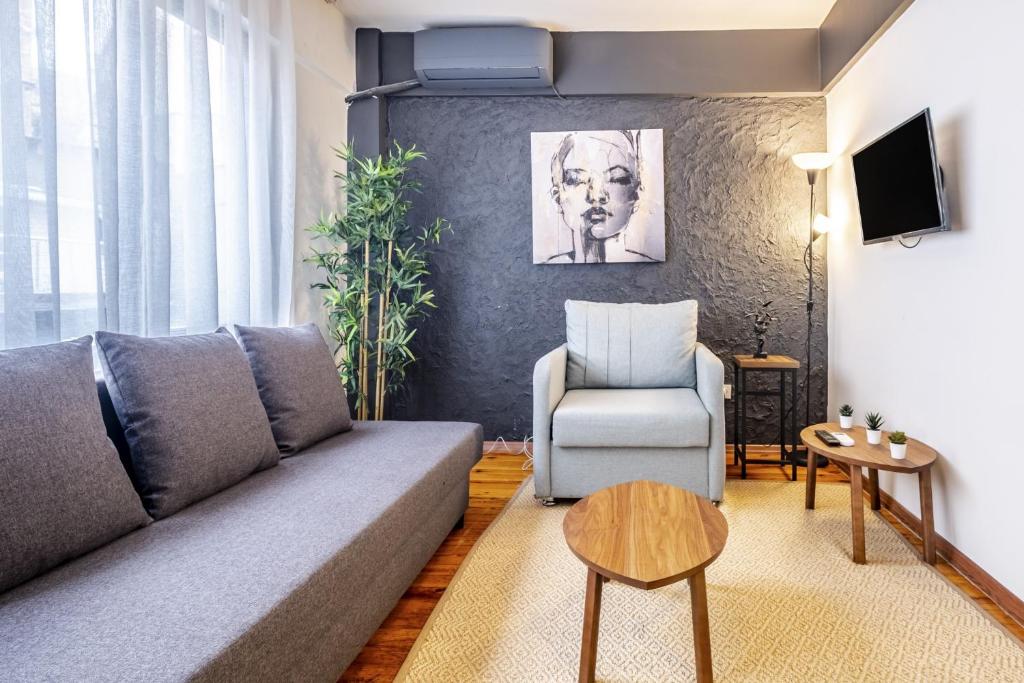 伊斯坦堡的住宿－Chic，客厅配有沙发和椅子