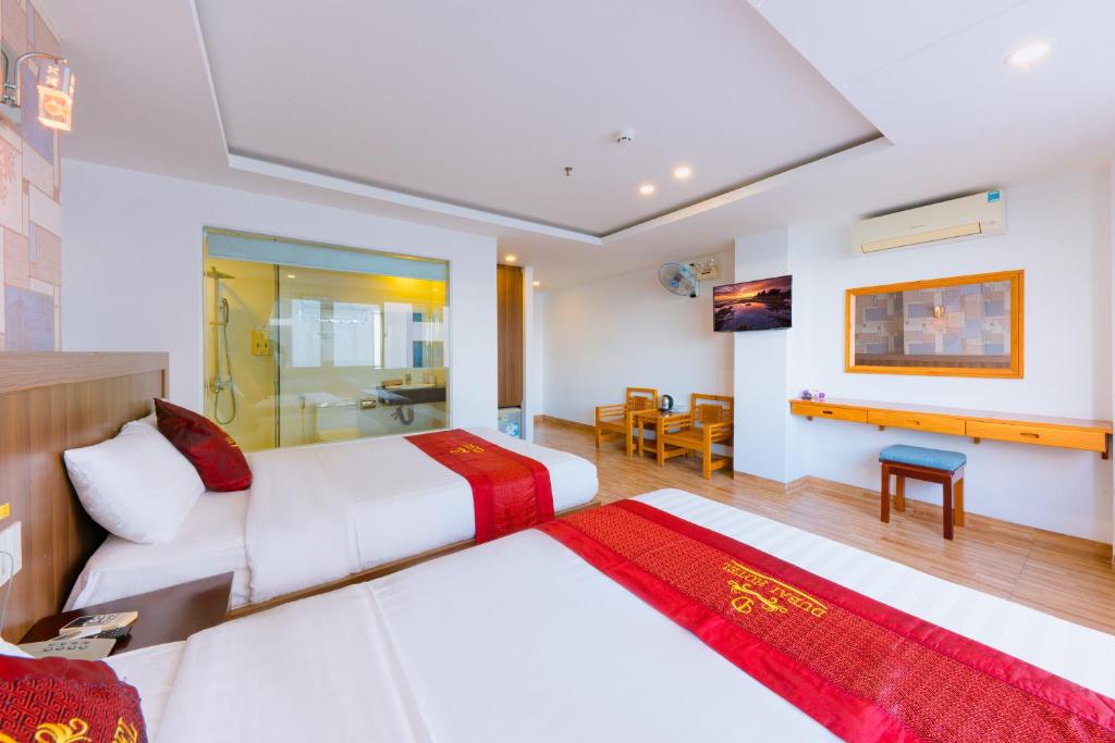 Giường trong phòng chung tại Dubai Nha Trang Hotel managed by HT