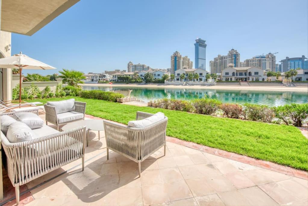 SOL Living – Chic 5BR Garden Villa w/Pool & Beach in Palm Jumeirah
