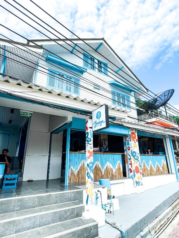 El edificio en el que está el hostal