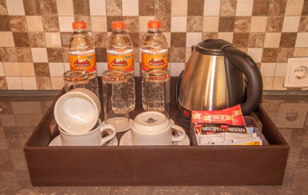 Příslušenství pro přípravu čaje a kávy v ubytování Skyland City Hotel Jatinangor