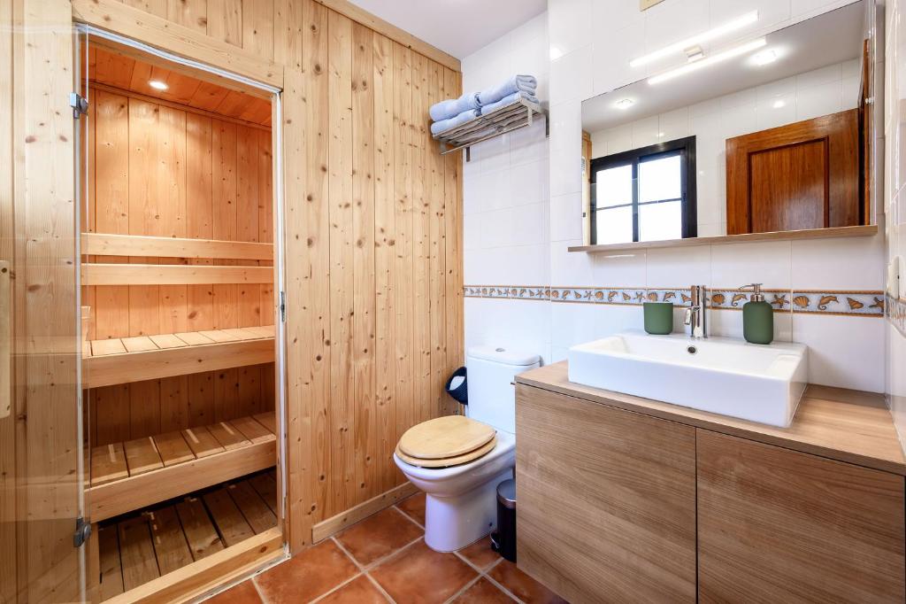 Ванная комната в Sauna, 3 bedroom apartment by 10ToSea