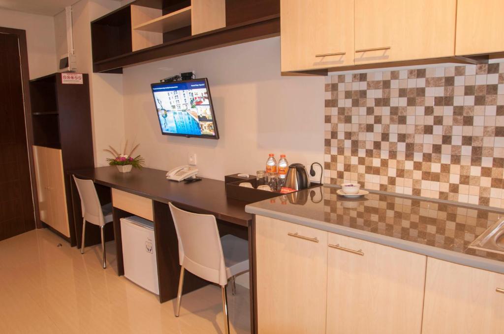 Kuchyň nebo kuchyňský kout v ubytování Skyland City Hotel Jatinangor