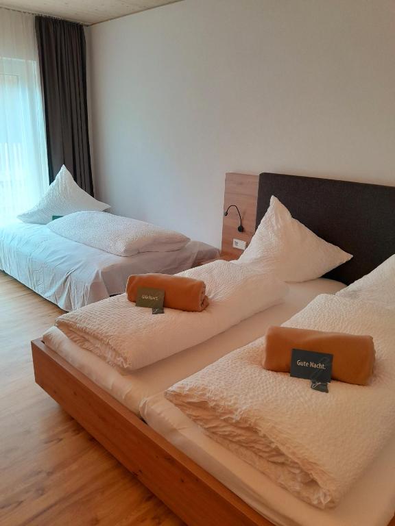 Postel nebo postele na pokoji v ubytování DAS GEORG Gästehaus in Epfendorf