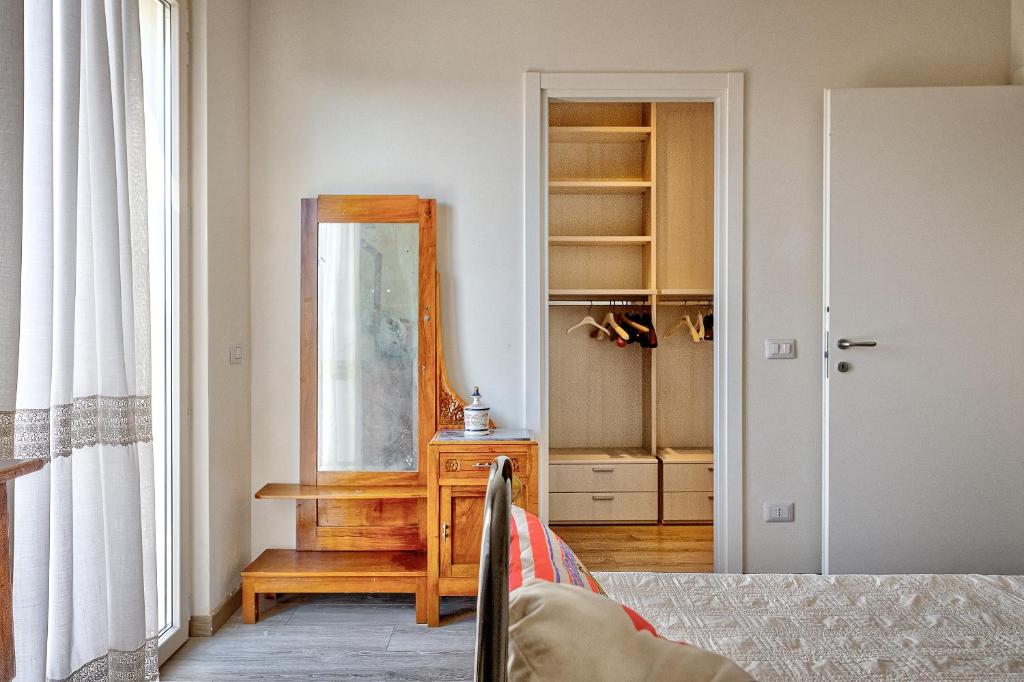 une chambre avec un miroir et un placard dans l'établissement Villa Il Poggino - Modern House, à Foiano della Chiana 38 autres photos