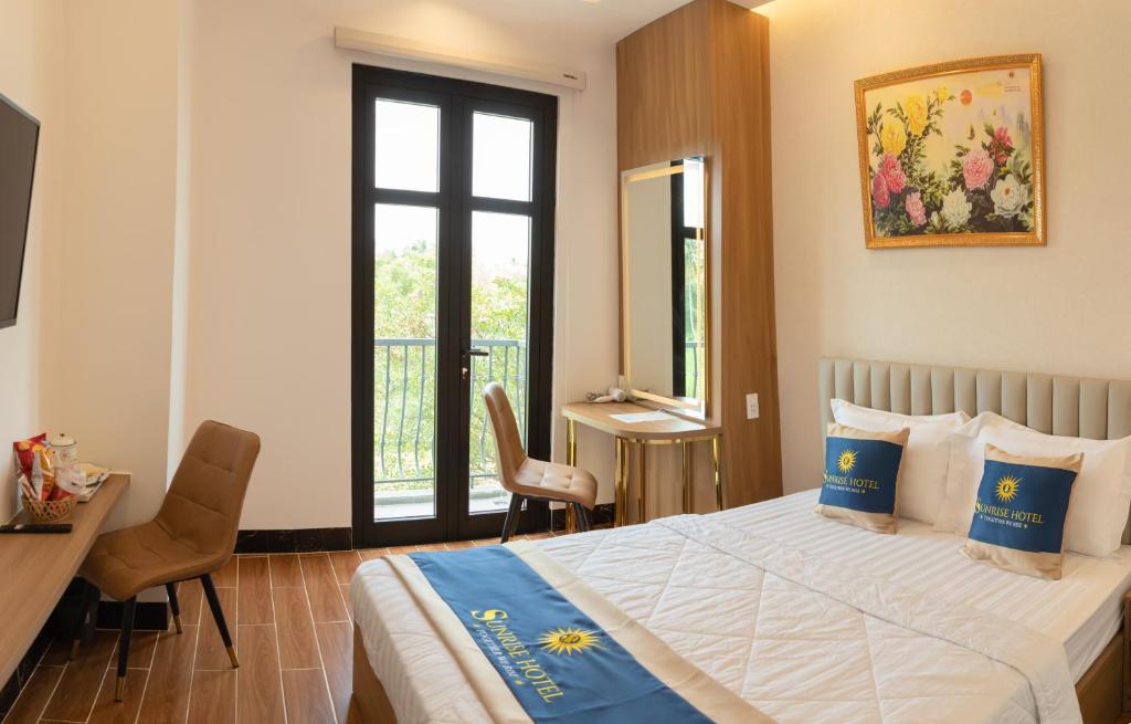 Postel nebo postele na pokoji v ubytování SUNRISE Hotel Bạc Liêu