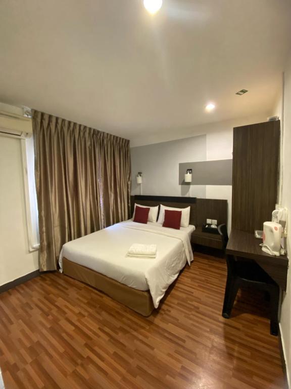 Postel nebo postele na pokoji v ubytování V Hotel Johor Bahru