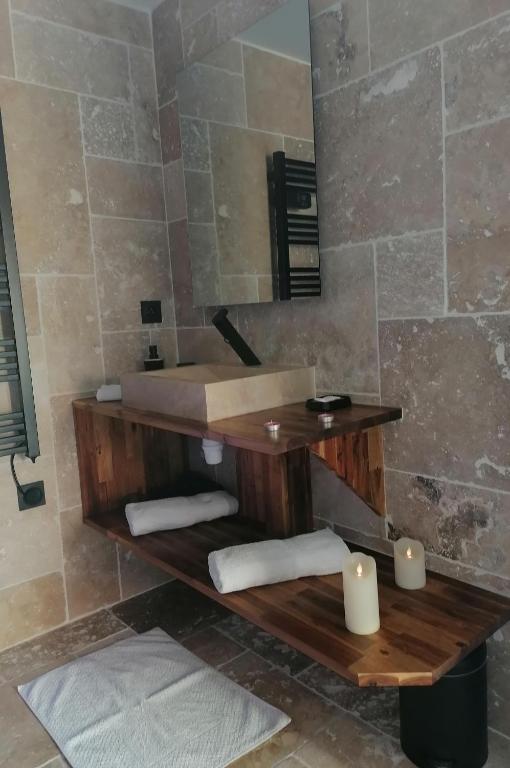 Kúpeľňa v ubytovaní Charmant logis neuf équipé/Piscine/SPA/Sauna/Gym