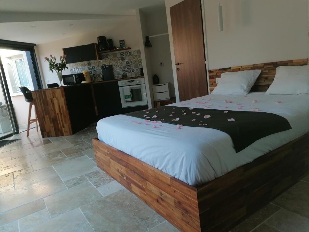 Posteľ alebo postele v izbe v ubytovaní Charmant logis neuf équipé/Piscine/SPA/Sauna/Gym