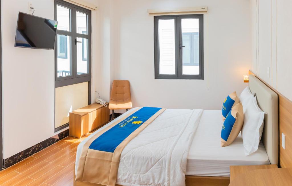 Postel nebo postele na pokoji v ubytování SUNRISE Hotel Bạc Liêu