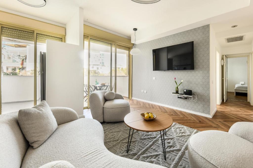 Cozy 2 BR Apt w Balcony 3 min Walk from the Beach by Sea N' Rent, Tel