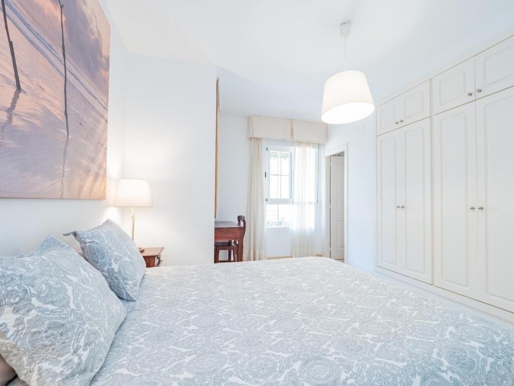 A bed or beds in a room at Cubo's Beach & Golf Marbella