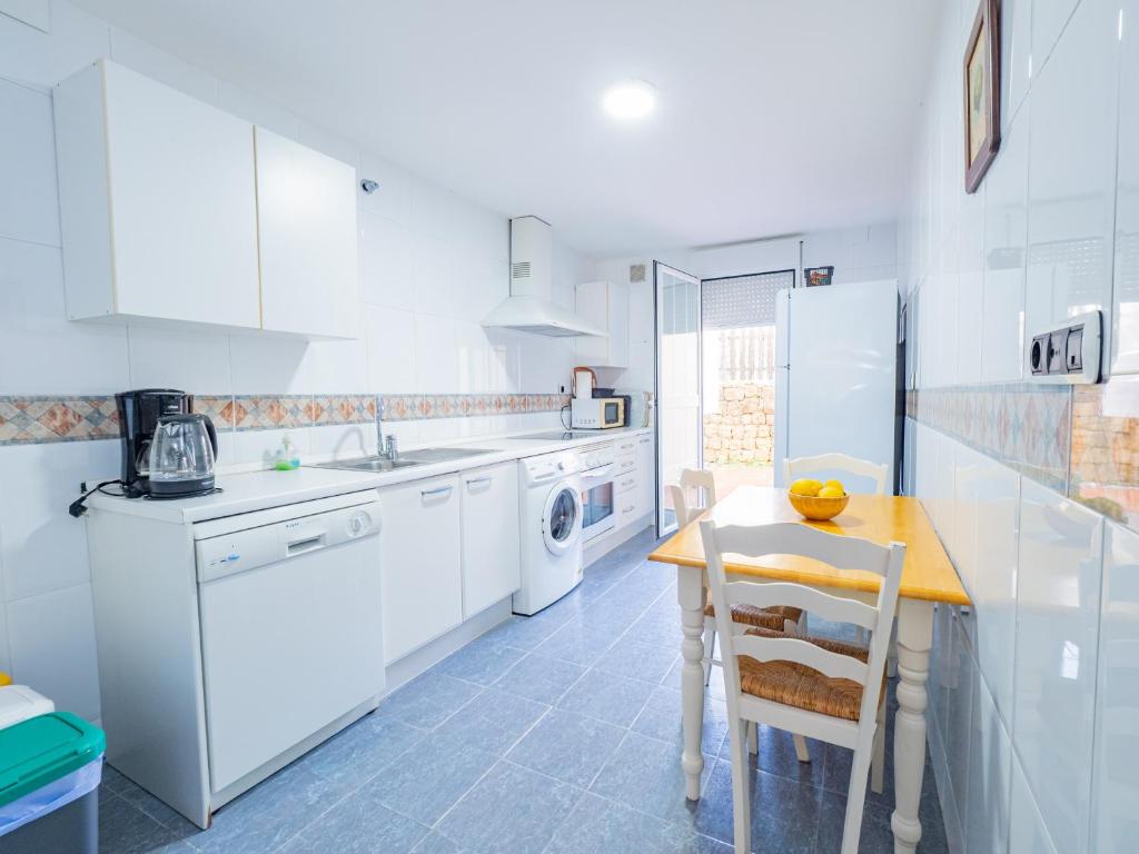 A kitchen or kitchenette at Cubo's Beach & Golf Marbella