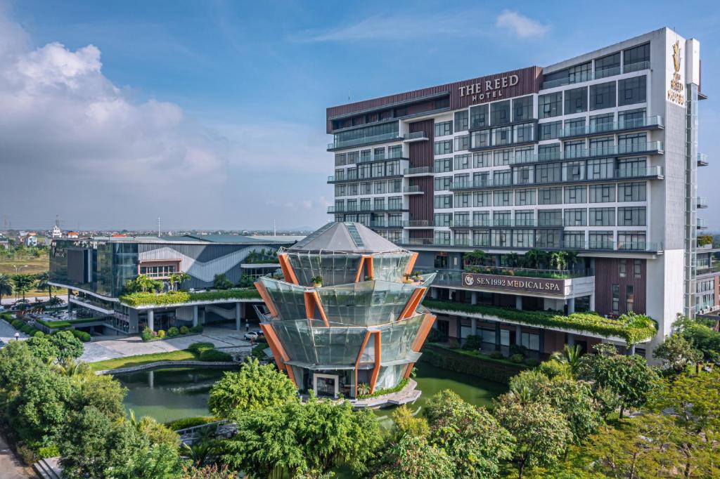 uma imagem de um edifício com uma escada em espiral em The Reed Hotel em Ninh Binh