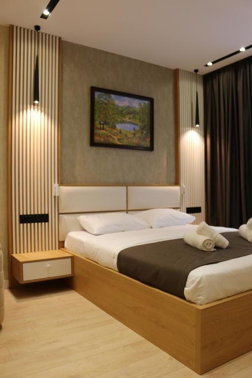 sypialnia z dużym łóżkiem w pokoju w obiekcie New Gudauri F4 w mieście Gudauri