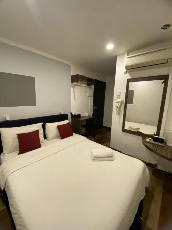 Postel nebo postele na pokoji v ubytování V Hotel Johor Bahru
