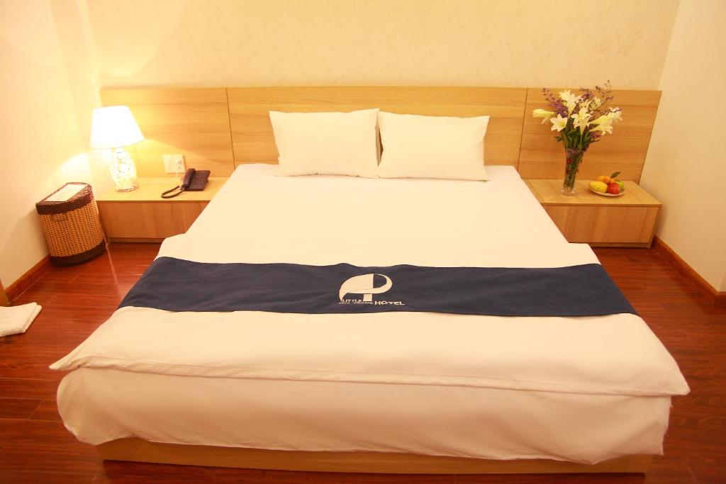 Giường trong phòng chung tại Little Nha Trang Hotel
