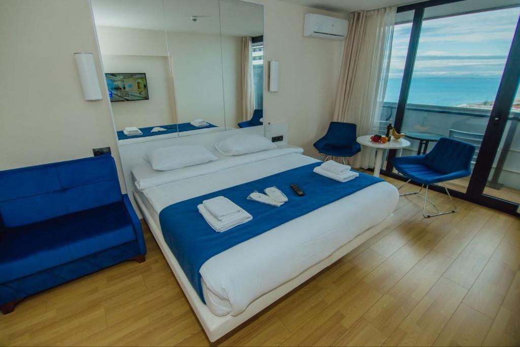 Royal Sea Breeze Apartments - Deluxe King Studio