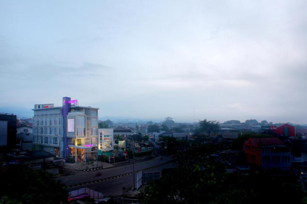 - Vistas a una ciudad con un edificio en Vio Hotel Pasteur en Bandung