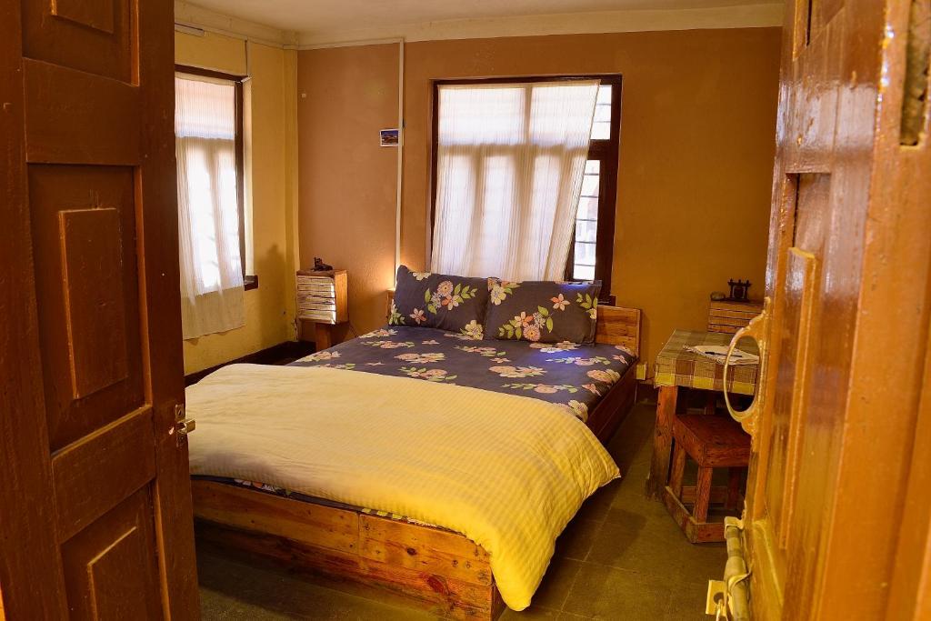 een slaapkamer met een bed en een raam bij Happy Donkey hostel in Kathmandu