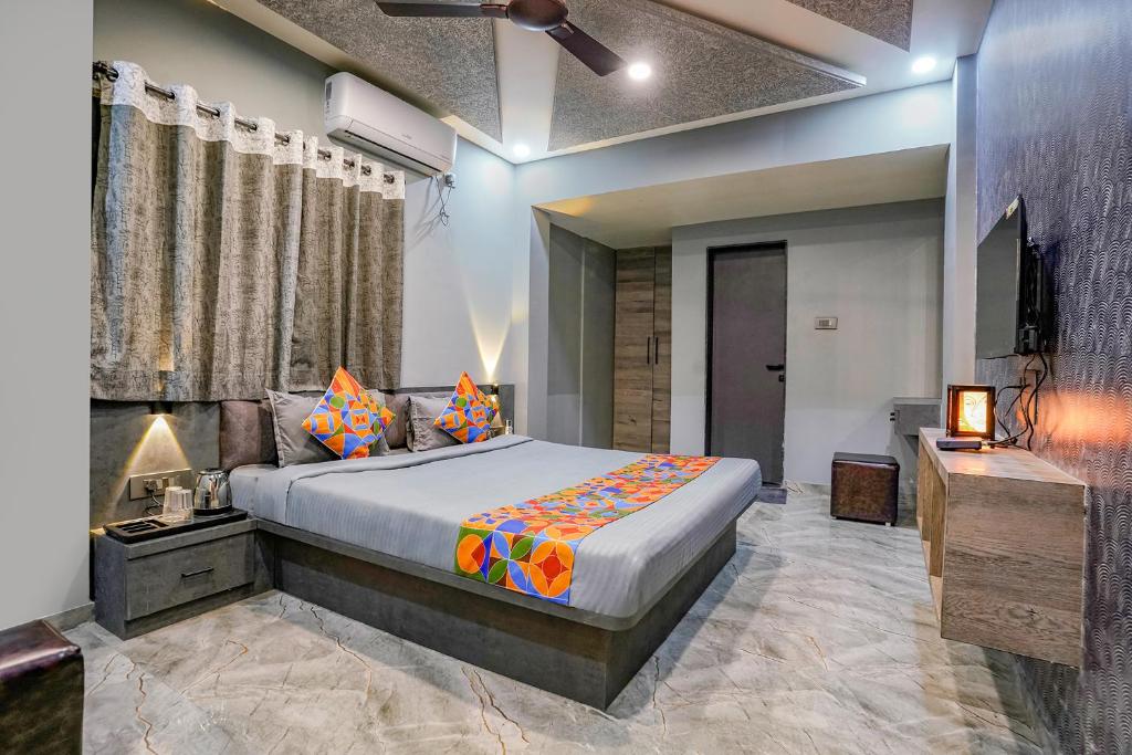 1 dormitorio con 1 cama y TV en FabHotel Viva House en Pune