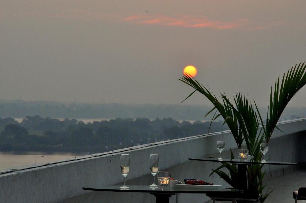 Výhled na řeku, která protéká v blízkosti hotelu
