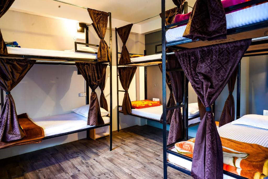 Postel nebo postele na pokoji v ubytování Bros Hostel & Yaara Cafe