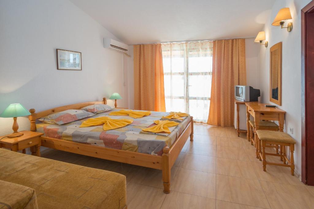 A bed or beds in a room at Hotel Stefanov 1