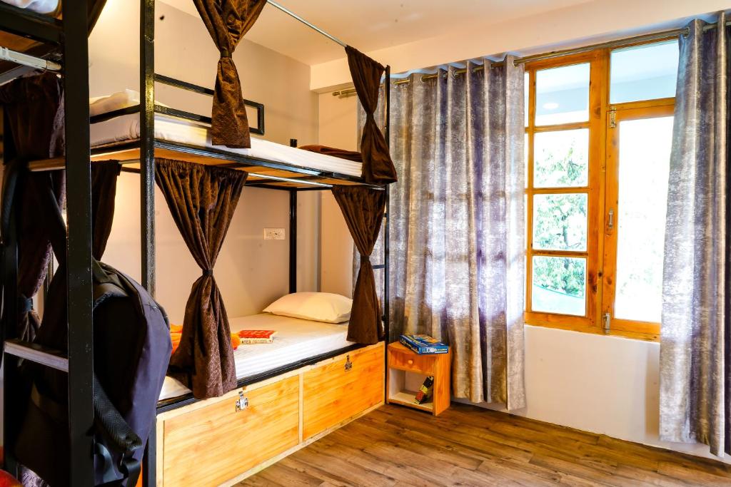 Postel nebo postele na pokoji v ubytování Bros Hostel & Yaara Cafe